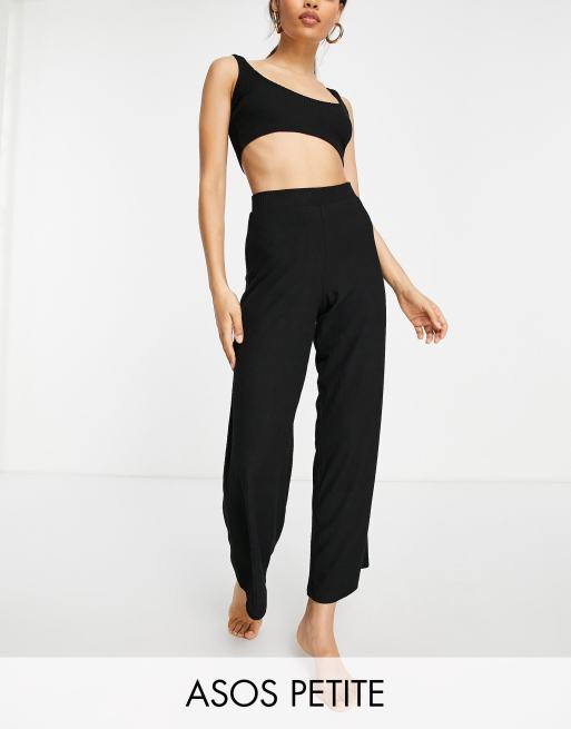 Supersoft Scoop Neck Crop Top in Black