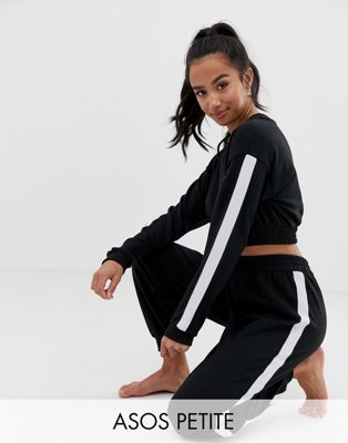 ASOS DESIGN Petite - Loungeset met cropped sweater en joggingbroek met zijstrepen-Zwart