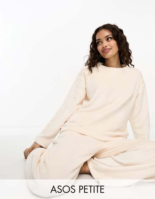 ASOS DESIGN Petite - Loungeset van superzachte fleece met joggingbroek en sweater in wit 