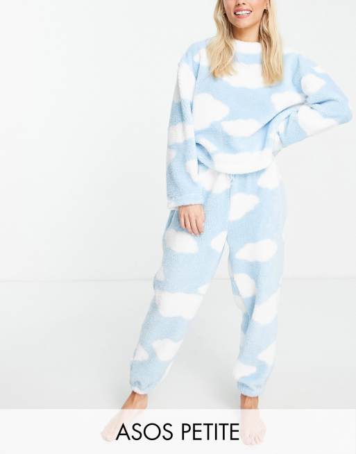 ASOS DESIGN Petite - Loungeset van sweater met joggingbroek van knuffelfleece met wolkenprint in blauw