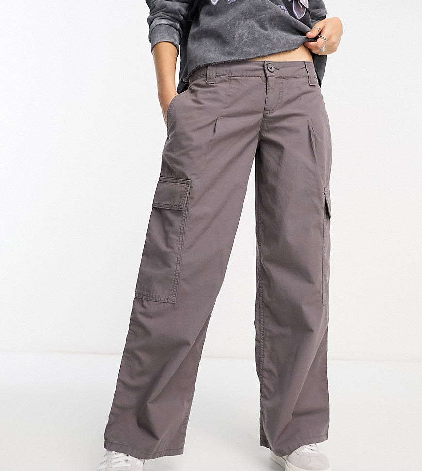 ASOS DESIGN Petite low rise cargo trouser in grey