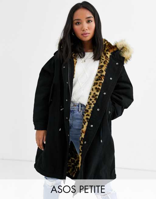 ASOS DESIGN Petite Luxurioser schwarzer Parka mit Kunstpelzfutter im Tierfelldesign