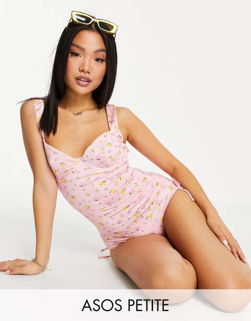 ASOS DESIGN Petite - Lyserød blomstret badedragt med rynker og bøjle