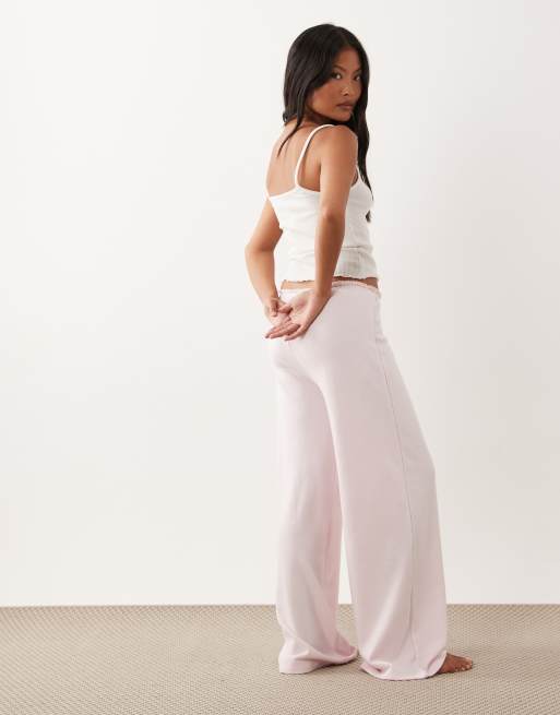 ASOS DESIGN Petite - Lyserøde pyjamasbukser i blød jersey med brede ben og blomsterkant, 3 af 4