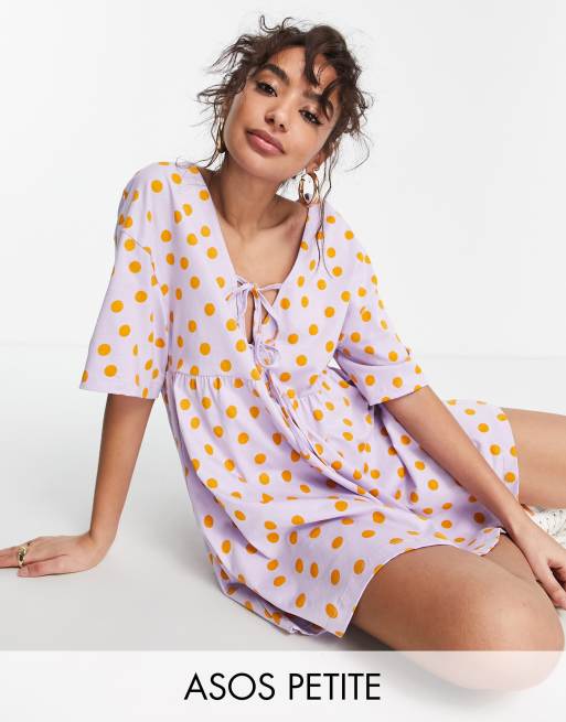 ASOS DESIGN Petite - Lyslilla smock-minikjole med dobbelt bindebånd og orange prikker
