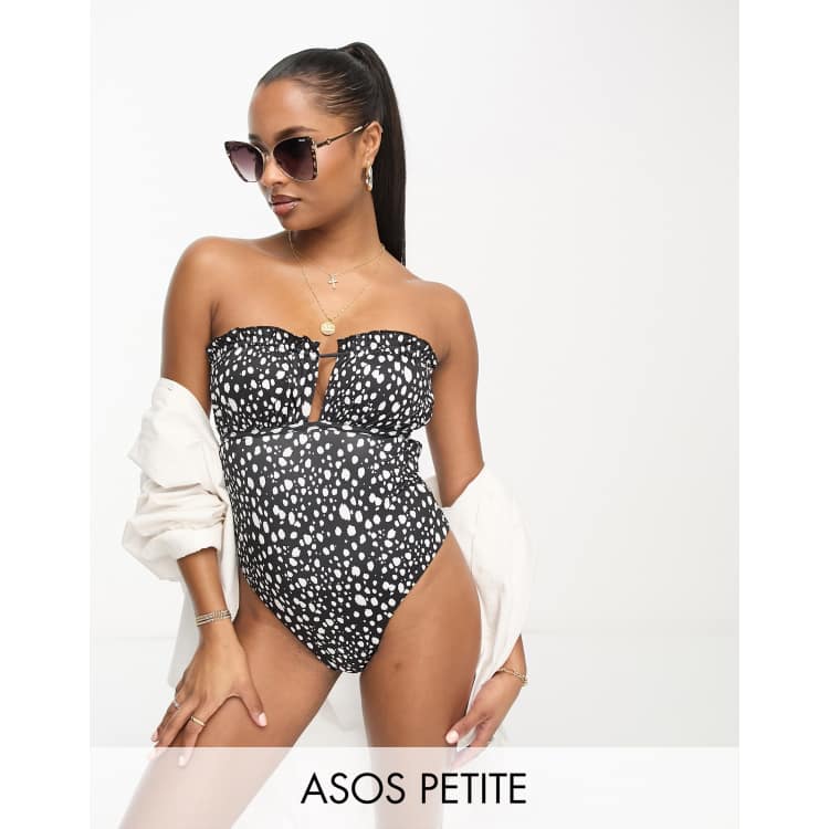 ASOS DESIGN Petite Maillot 1 piece coupe bandeau a pois et volants Noir et blanc ASOS