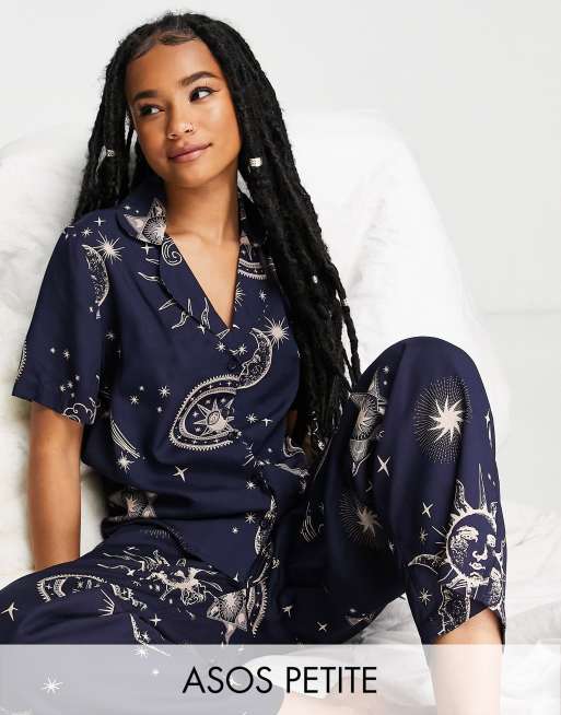 ASOS DESIGN Petite – Marinblå horoskopsmönstrad pyjamas i modal med skjorta och byxor
