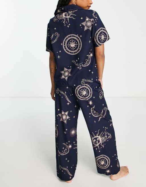 ASOS DESIGN Petite – Marinblå horoskopsmönstrad pyjamas i modal med skjorta och byxor, 2 av 4