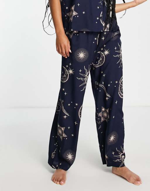 ASOS DESIGN Petite – Marinblå horoskopsmönstrad pyjamas i modal med skjorta och byxor, 4 av 4