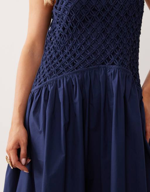 ASOS DESIGN Petite - Marineblå maxikjole med sænket talje og poplin-skørt i makramé, 3 af 4