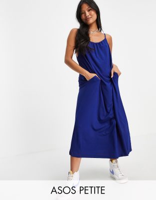 ASOS DESIGN Petite - Marineblå midi-sundress med indsyet hals, tynde stropper og lommer