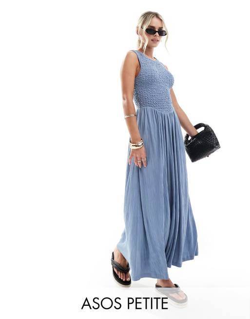 ASOS DESIGN Petite - Maxi-jurk van kreukelstof met gesmokt lijfje en open achterkant in blauw