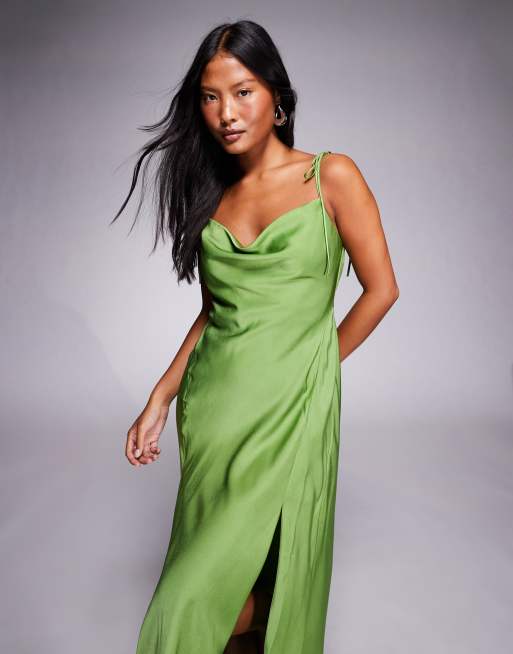 ASOS DESIGN Petite - Maxi jurk van satijn met gestrikte schouderbandjes en split in groen , 4 van 4