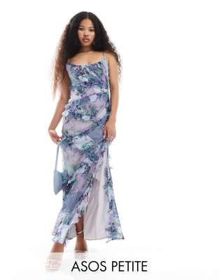 ASOS DESIGN Petite - Maxi-Trägerkleid mit Bias-Cut, Rüschen mit Spitzenflicken und Blumenmustermix in Blau-Bunt