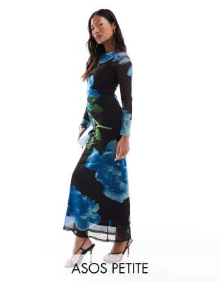 ASOS DESIGN Petite - Maxikleid aus Netzstoff mit blauem Blumenprint und Trompetenärmeln-Bunt