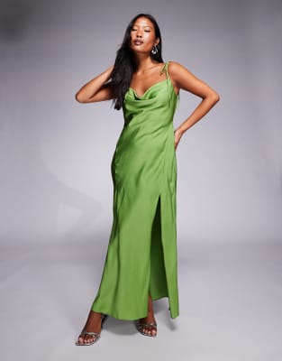 ASOS DESIGN Petite - Maxikleid aus Satin in Grün mit gebundenen Trägern und Schlitz-Rosa