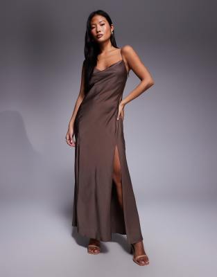 ASOS DESIGN Petite - Maxikleid aus Satin in Mokkabraun mit gebundenen Trägern und Schlitz-Brown