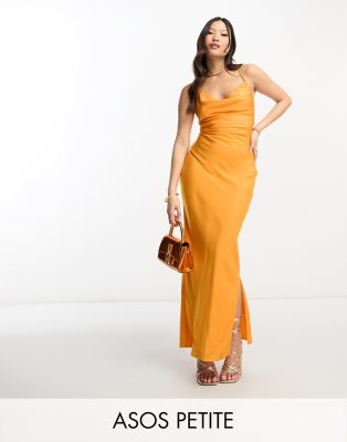 ASOS DESIGN Petite - Maxikleid aus Satin in Orange mit Camisole-Trägern und Schnürdetail am Rücken