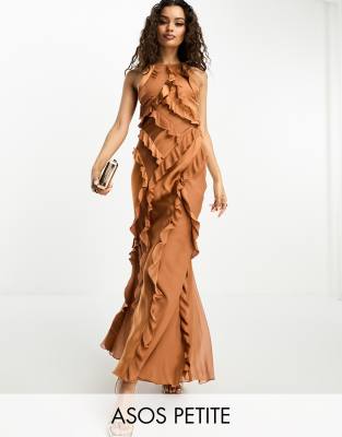 ASOS DESIGN Petite - Maxikleid aus Satin-Mix in Rostrot mit Racer-Ausschnitt und Rüschen-Brown