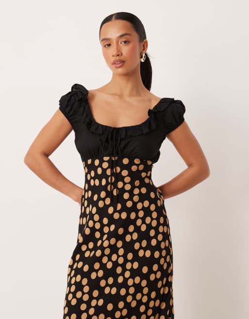 ASOS DESIGN – Petite – Maxikleid in Braun gepunktet mit U-Ausschnitt, Rüschen und Bindedetail, 4 von 4