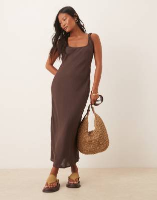 ASOS DESIGN Petite - Maxikleid in Leinenoptik mit verdrehten Trägern und Schrägschnitt-Braun