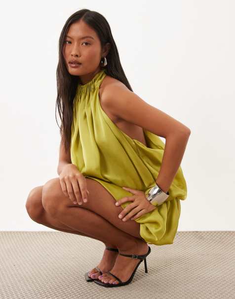 ASOS DESIGN Petite – Mehrlagiges Neckholder-Minikleid aus Satin in Olivgrün mit Ballonsaum - view 1