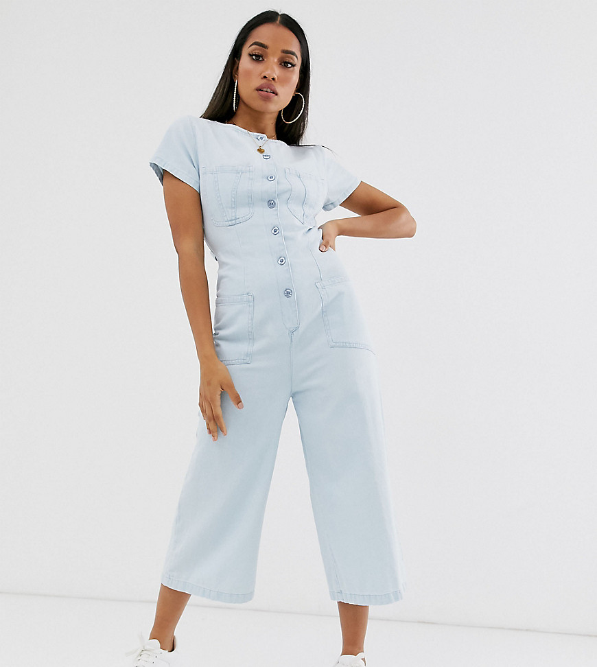 ASOS DESIGN Petite – Mellanblå jumpsuit i denim med knappar och bar rygg
