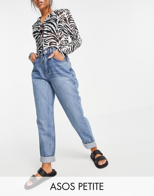 ASOS DESIGN Petite - Mellanblå mom-jeans med hög midja och slouchy passform