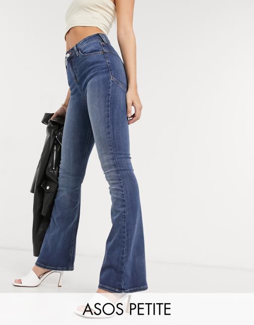 ASOS DESIGN Petite – Mellanblå utsvängda jeans med lyftande och formande effekt och hög midja