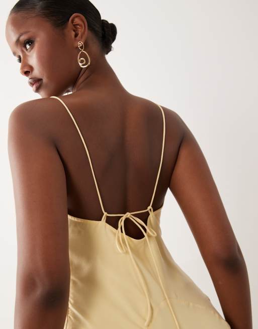ASOS DESIGN Petite – Midaxi-Kleid in Buttermilchgelb mit U-Ausschnitt und Schrägschnitt, 2 von 4