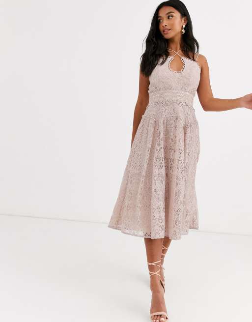 ASOS DESIGN Petite – Midi-Ballkleid aus Spitze mit Camisole-Trägern, 4 von 4