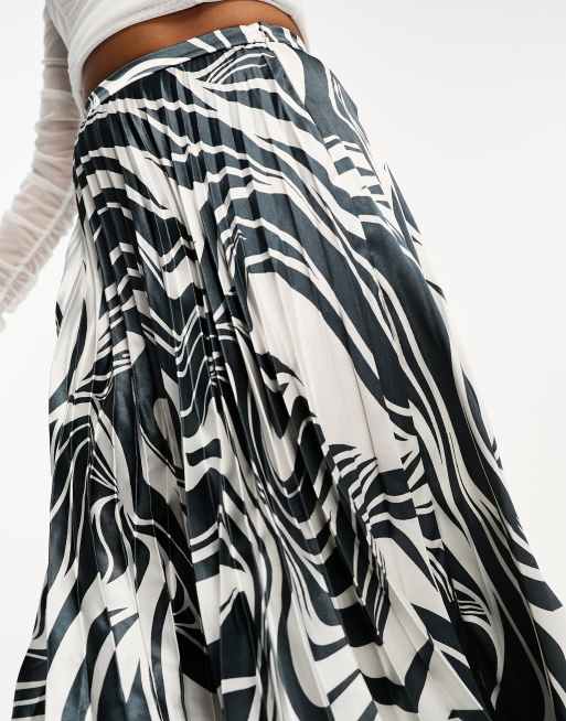 ASOS DESIGN Petite – Midi-Faltenrock aus Satin mit Zebramuster in Schwarz-Weiß , 2 von 4
