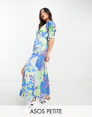 ASOS DESIGN Petite - Midi-Freizeitkleid aus Satin mit Blumenprint, Bindedetail vorne und gesmokten Bündchen-Bunt