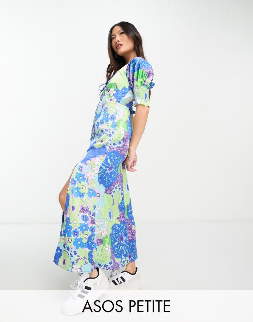 ASOS DESIGN Petite Midi Freizeitkleid aus Satin mit Blumenprint Bindedetail vorne und gesmokten Bundchen