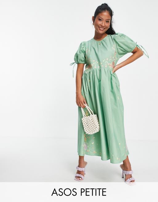 ASOS DESIGN Petite – Midi-Hängerkleid aus Baumwollpopeline mit Stickerei und Rückenausschnitt in Salbeigrün