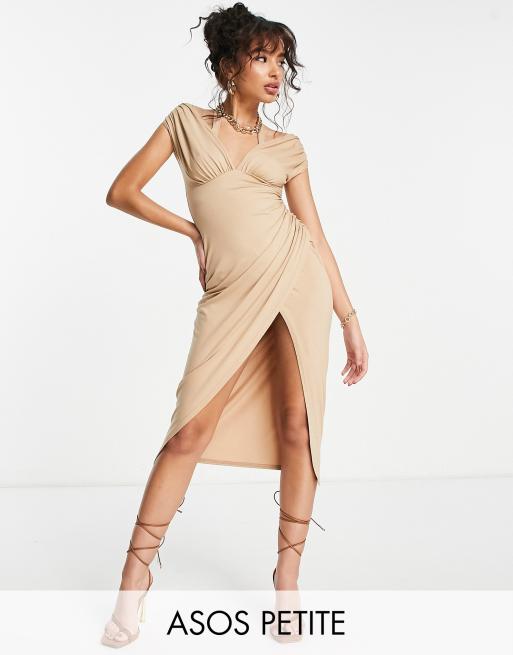 ASOS DESIGN Petite - Midi jurk met blote schouders, overslag en rimpeleffect in stone
