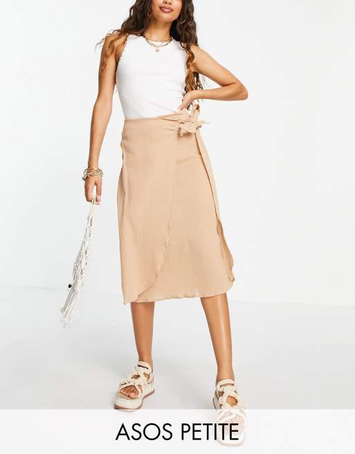 ASOS DESIGN Petite - Midi-rok met overslag en natuurlijke kreukels in donker stone