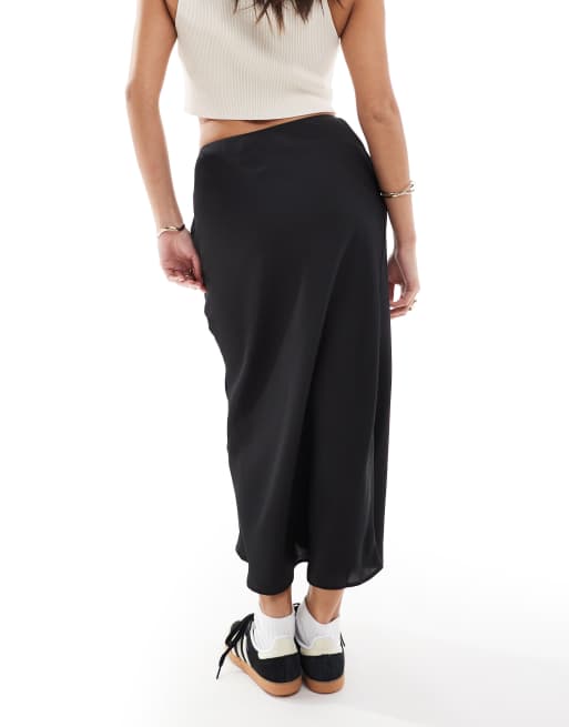 ASOS DESIGN Petite - Midi-rok van schuin gesneden satijn in zwart, 4 van 5