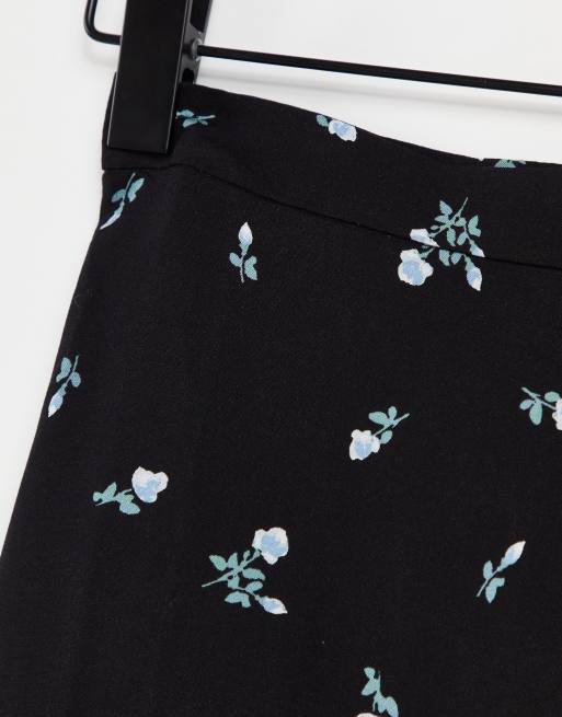 ASOS DESIGN Petite – Midi-Schlupfrock in Schwarz mit Schlitz am Oberschenkel und Blumenmuster, 2 von 4