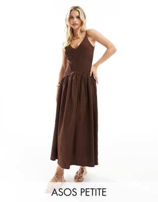 ASOS DESIGN Petite - Midi-Sommerkleid in Schokoladenbraun mit weitem Rock und Knitterstruktur-Brown