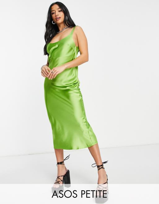 ASOS DESIGN Petite Midi Tragerkleid aus Satin in Grun mit U Boot Ausschnitt ASOS