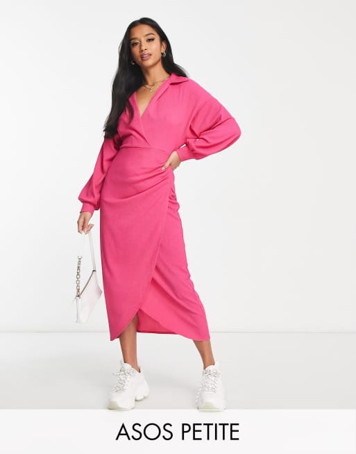 ASOS DESIGN Petite - Midi wikkeljurk met kraagje en textuur in felroze