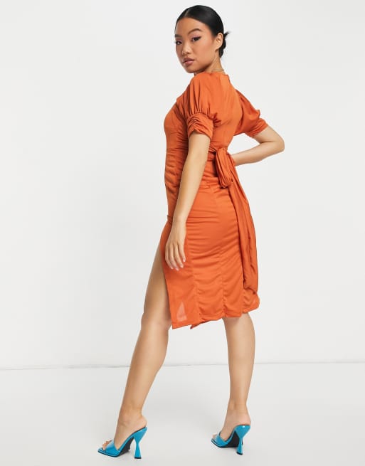 ASOS DESIGN Petite – Midikleid in Rostrot mit Bindegürtel, Herzausschnitt und hohem Schlitz, 2 von 4