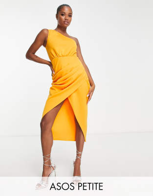 ASOS DESIGN Petite - Midikleid in Sunset-Gelb mit One-Shoulder-Träger und Wickelrock mit Biesen-Bunt