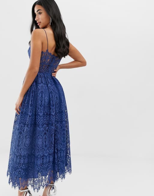 ASOS DESIGN – Petite – Midilång balklänning i spets med smala axelband, 2 av 4