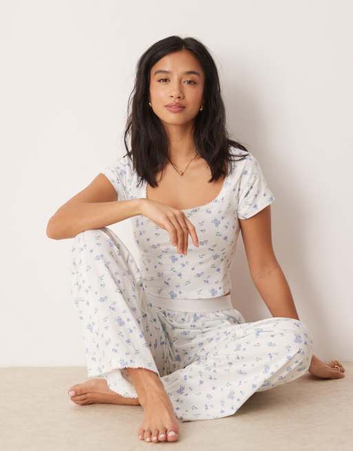 ASOS DESIGN Petite – Mieszaj i łącz – Spodnie od piżamy w drobny, kwiatowy wzór, z podkreśloną talią i pikotkowym wykończeniem