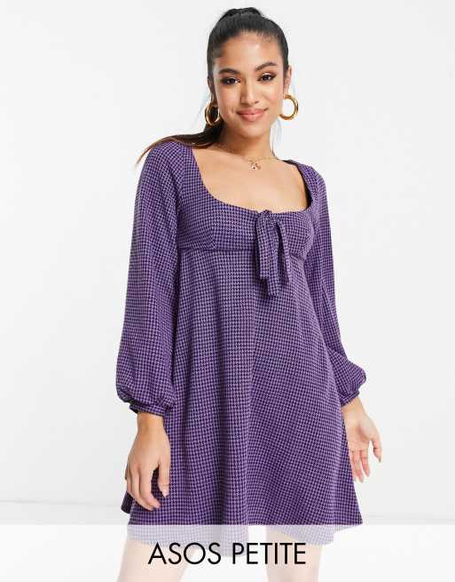 ASOS DESIGN Petite - Mini babydoll-jurk met strikdetail, lange mouwen en pied-de-poule-print in paars en zwart