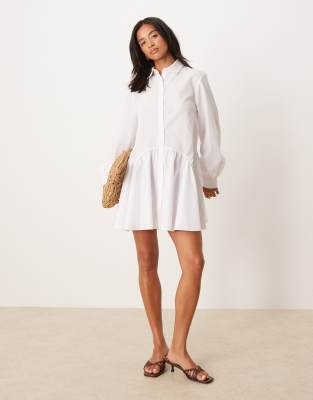 ASOS DESIGN Petite - Mini-Hemdkleid in Weiß gestreift mit breiten Manschetten und Oversize-Taschen