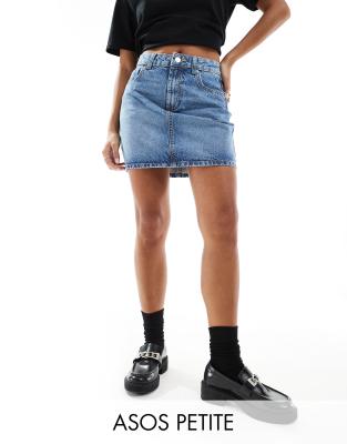 ASOS DESIGN Petite - Mini-Jeansrock in verwaschenem Mittelblau mit hohem Bund