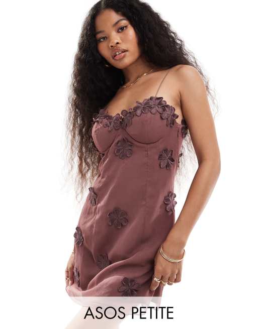 ASOS DESIGN Petite - Mini jurk met geborduurde bloemen en gevormde cups in bordeauxrood
